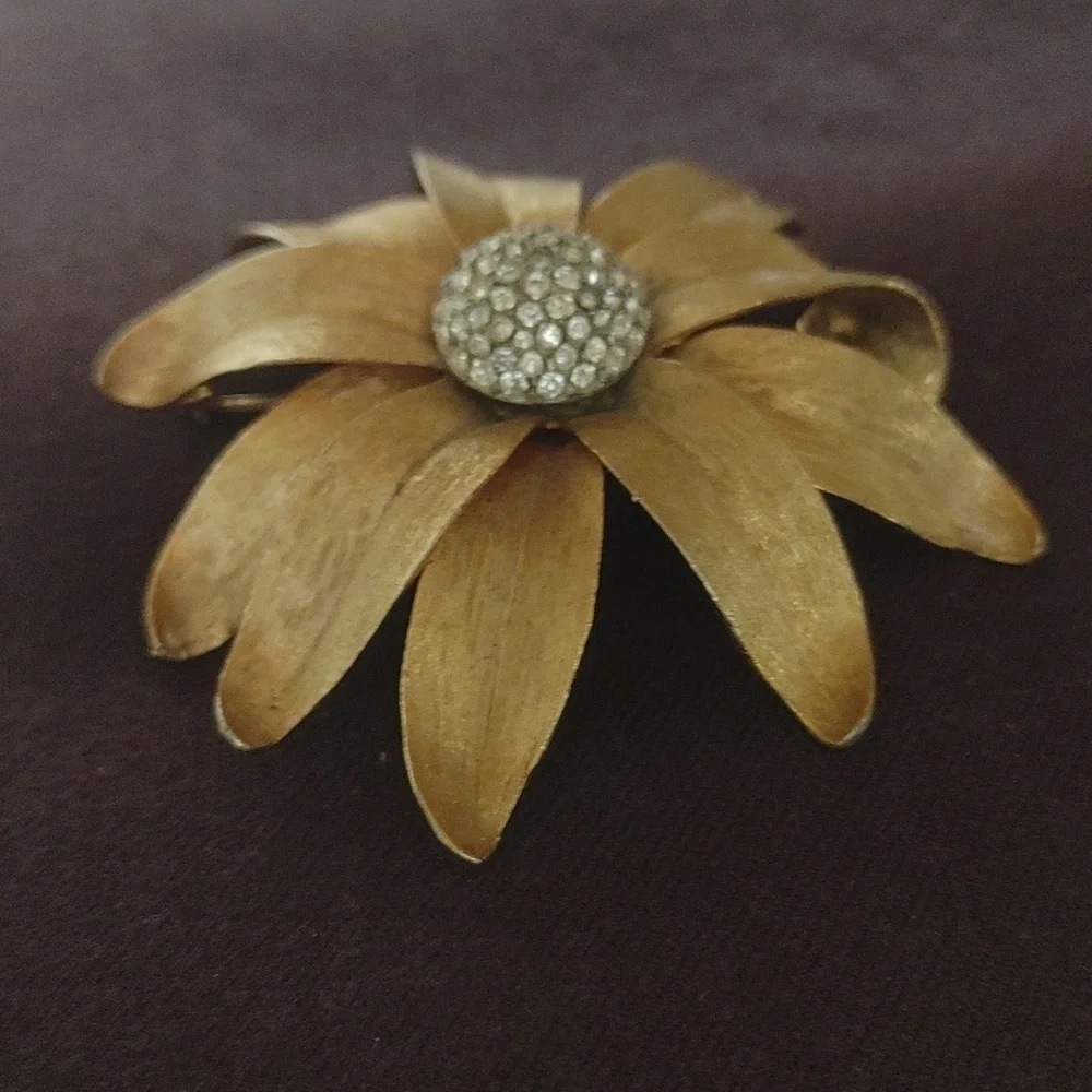 Marvella VTG Gold Daisy Brooch with Rhinestones